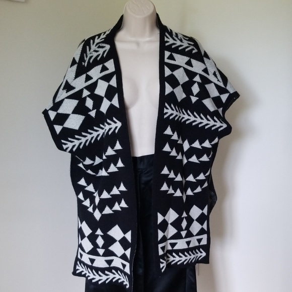Mudd Poncho Shoulder Throw In Black & White Shawl - Picture 1 of 8